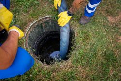 Emptying,Household,Septic,Tank.,Cleaning,And,Unblocking,Clogged,Drain.